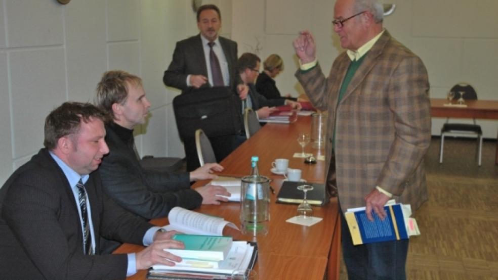 Gerwin Kuhlmann (links), hier nach einer Stadtratssitzung im Gespräch mit Ratsmitglied Heinrich-Friedrich Holtkamp (Soziale Fraktion), wechselt zum 1. Januar die Emsseite. © Foto: Szyska