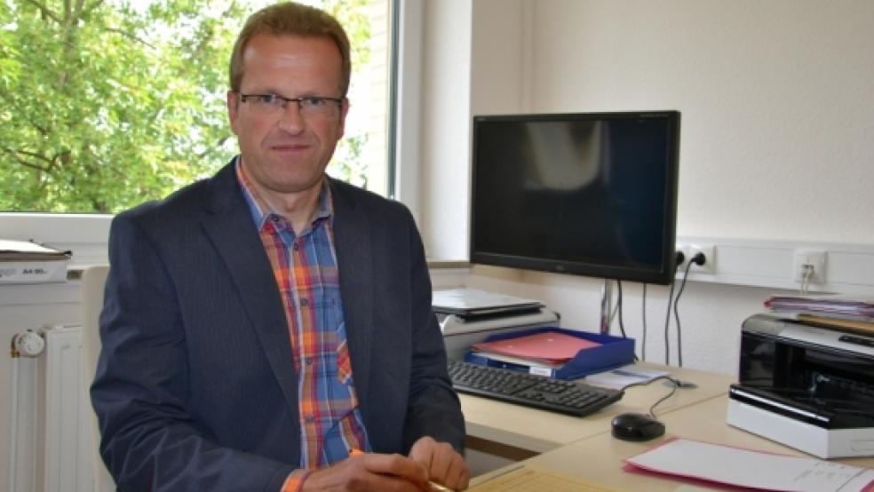 Der neue Bauamtsleiter Andreas Sinningen gestern an seinem Schreibtisch im Rathaus. © Foto: Stadt Weener