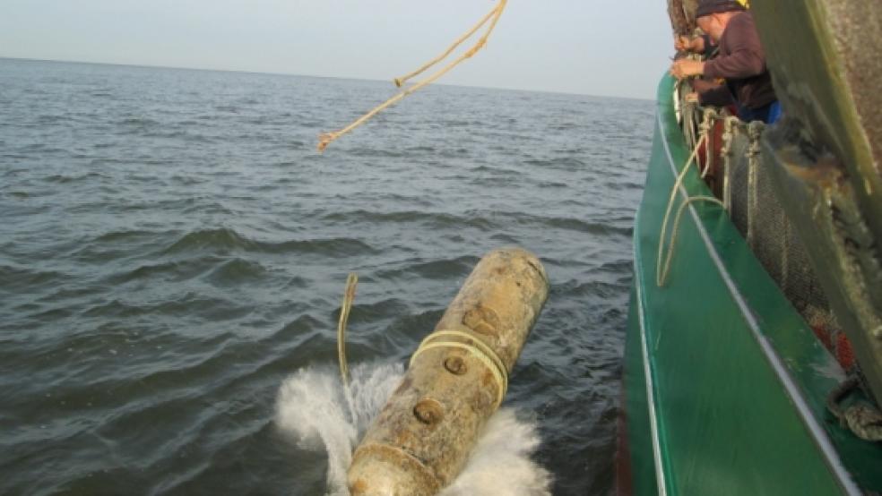 Mine über Bord: Dieses etwa zweieinhalb Meter lange Torpedo-Mine ging dem Ditzumer Fischer Anton Bruhns ins Netz. Nach einer Begutachtung und Positionsmarkierung warf die Besatzung des Kutters die Mine wieder ins Meer. © privat