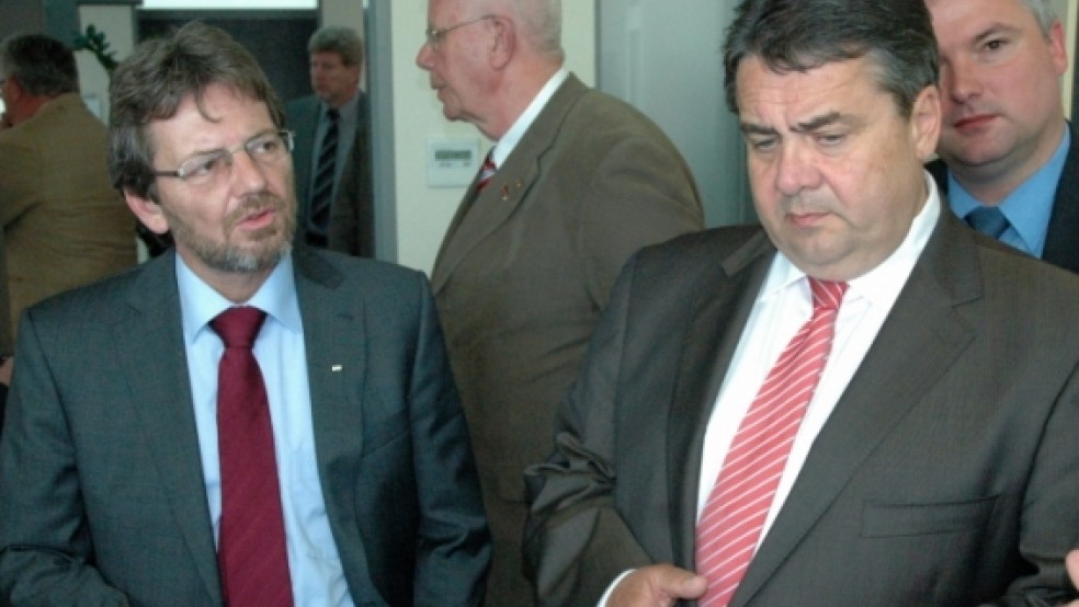 Den SPD-Parteichef wird Markus Paschke (links) nun häufiger sehen. Unser Bild zeigt den neuen Bundestagsabgeordneten mit Sigmar Gabriel beim Besuch auf dem EWE-Kavernengelände in Jemgum Ende Mai.  © Szyska