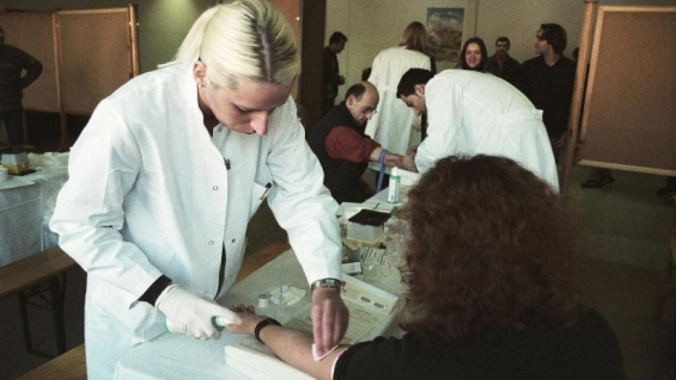 Die Blutabnahme zur Typisierung erfolgt am Sonntag, 13. Oktober, in der Grundschule Stapelmoor. © Foto: DKMS