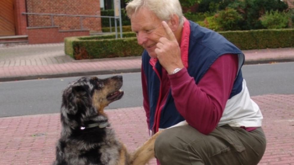 Joachim Hübner mit seiner Paula hat nur wenig Verständnis für die zusätzlichen Kosten für Hundebesitzer.  © Foto: Boelmann