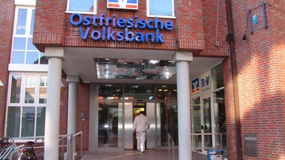 Mit Fusion auf Wachstumskurs gehen will die Ostfriesische Volksbank (hier der Hauptsitz in der Leeraner Innenstadt). Im kommenden Jahr soll der Zusammenschluss mit der Volksbank Kehdingen erfolgen. Foto: Boelmann  © 