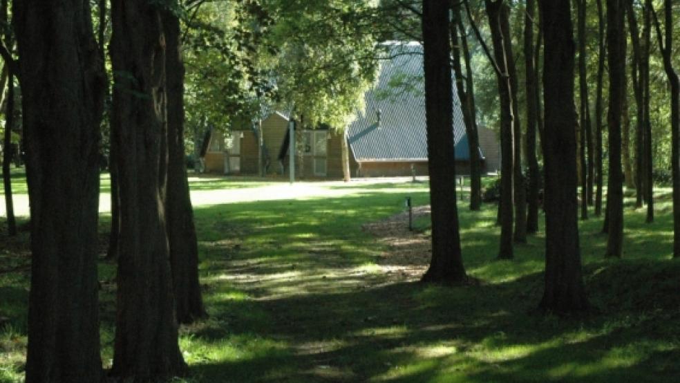 Pure Idylle: In der Nähe des Schützenweges in Diele stehen zwei Nurdachhäuser, für die es keine Genehmigung gibt. Die Kreisbehörde hat bereits 2009 den Abriss verfügt. Foto: Szyska © 