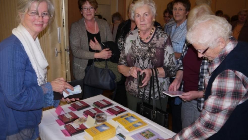 Erika Sonnberg hat bereits zwei Bücher veröffentlicht. Ein drittes zum Thema »Erfülltes Leben trotz unerfüllter Wünsche« ist gerade in Arbeit. Ein Thema, was bei den rund 120 Frauen und dem einen Mann gut ankam. © Himstedt