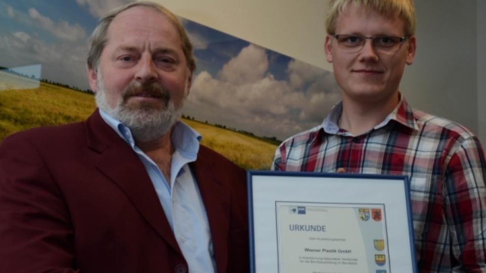 Kammerbester Christian Sonnenberg (rechts) und sein Ausbilder Heinz-Günther Gosling freuen sich über die Auszeichnung der IHK. © Foto: Wübbena