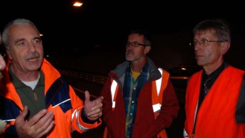 Dietmar Hitz, Leiter der Autobahnmeisterei, Ralf Könitzer von der Ingenieurgemeinschaft Setzpfandt und Geschäftsbereichsleiter Joachim Delfs (von links) erläuterten Projekt-Details. © Foto: Hoegen