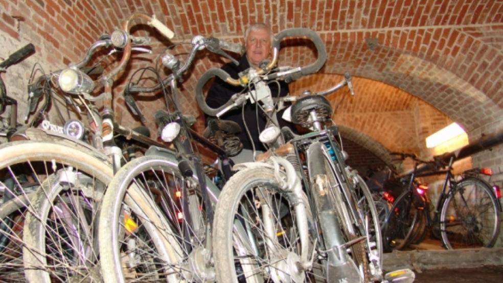 »Herr der Räder«: Gerold van Hoorn hat im Rathaus in Weener den Überblick über die Fundsachen. © Foto: Boelmann