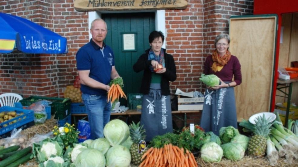 Frisches Gemüse und neue Kartoffeln direkt vom Feld im Rheiderland verkauften der Vorsitzende Stefan Sinning, Jessica Sinning und Berta Siemers (von links) gestern zugunsten des Mühlenvereins Jemgum. Foto: Kuper © 