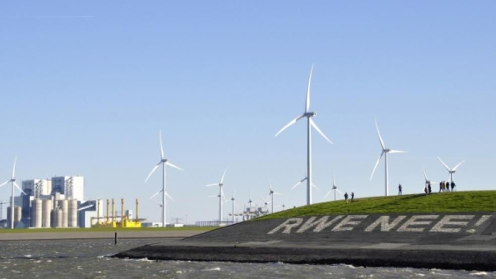 Acht Meter hoch und 50 Meter lang ist der aus Muschelschalen bestehende Schriftzug »RWE NEE!«, der an der Hafeneinfahrt im niederländischen Eemshaven zu sehen ist. Foto: privat  © 