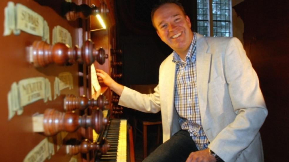 Ludolf Heikens aus dem niederländischen Midwolda spielte mit großer Hingabe und viel Freude Orgelkunst des 19. und 20. Jahrhunderts an der Orgel in der Georgskirche in Weener. © Foto: Kuper