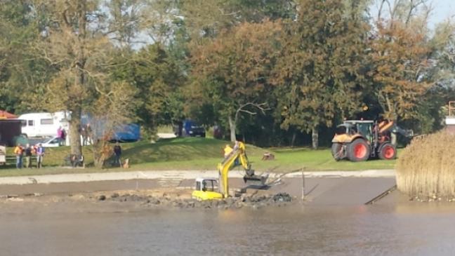 Bagger steckt im Schlick bei Jemgum fest