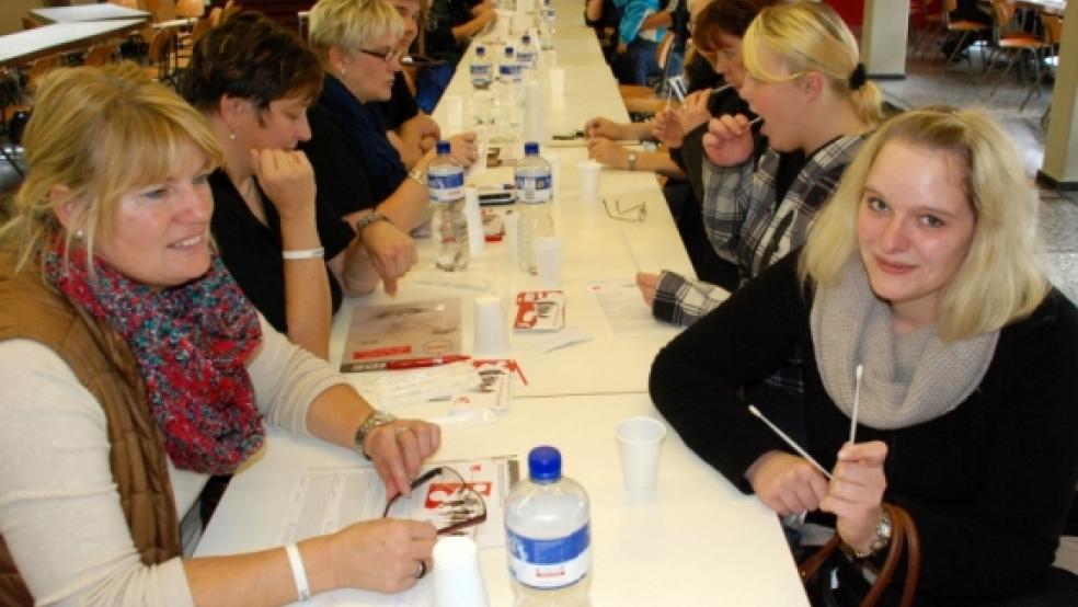 Mindestens 30 Sekunden lang hat auch Gitta Cordes (rechts) aus Fallingbostel Mundschleimhautzellen mit zwei Watteträgern entnommen. Die gebürtige Dielerin war gestern eine von insgesamt 285 Frauen und Männern, die sich an der Typisierungsaktion in Stapelmoor beteiligten. © Kuper