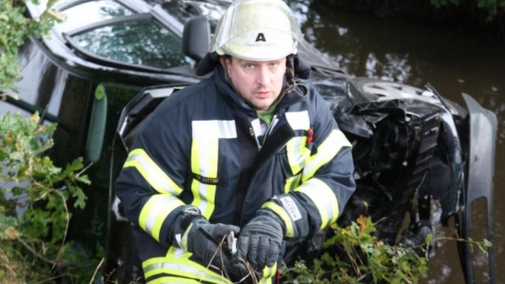 Auf der Seite im Kanal landete dieser Ford Focus. 20 Feuerwehrleute waren an der Unfallstelle im Einsatz. © Loger