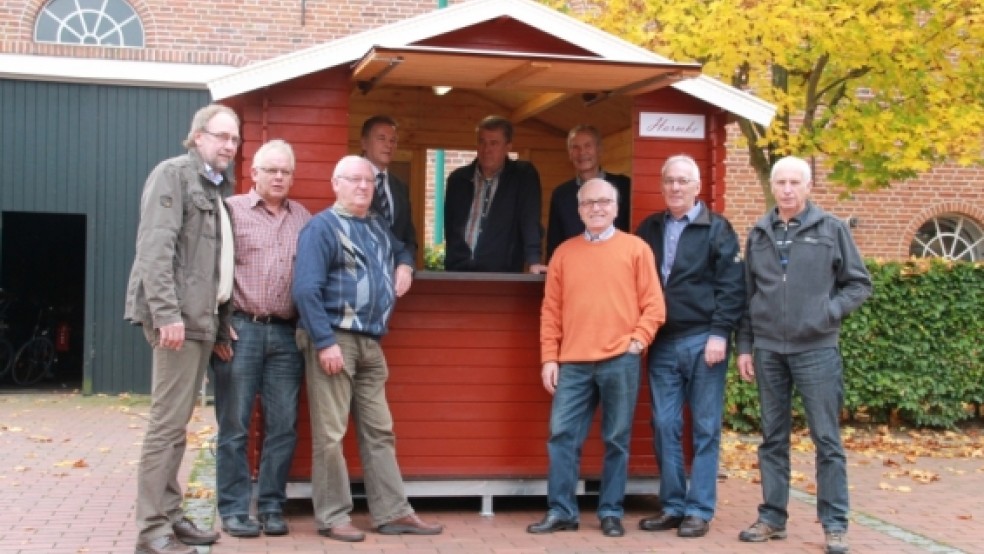 Die freiwilligen Helfer sind zufrieden mit dem Ergebnis ihrer Bauarbeiten. Das Bild zeigt (von links) Fachbereichsleiter Harm Watermülder, Eduard Severiens, Berthold Schoorman, Bürgermeister Gerald Sap, Peter Lüdemann, Jan Boelkes, Johann Meyer, Albert Oorlog und Bernhard Voß. Es fehlen Adolf Scheunemann und Wilfried Modder.  © Foto: Garrels