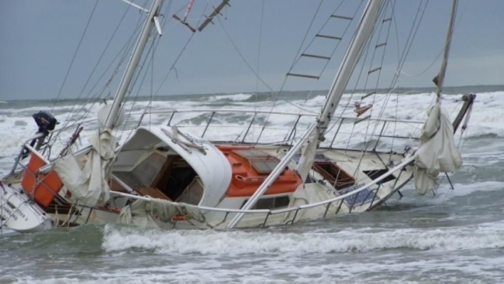 Die führerlose Segeljacht am Strand von Juist. Gestern Morgen war der Havarist entdeckt worden, Stunden später fand man auch die Leiche des Eigners. © Erdmann