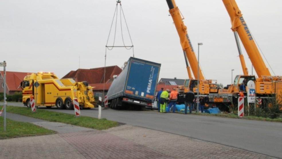 Ein Sattelzug landete in einem Straßengraben vor dem Edeka-Markt in Jemgum. Die Bergung mit zwei Autokränen der Neermoorer Firma »Ulferts« zog sich bis in den Abend hin.  © Garrels