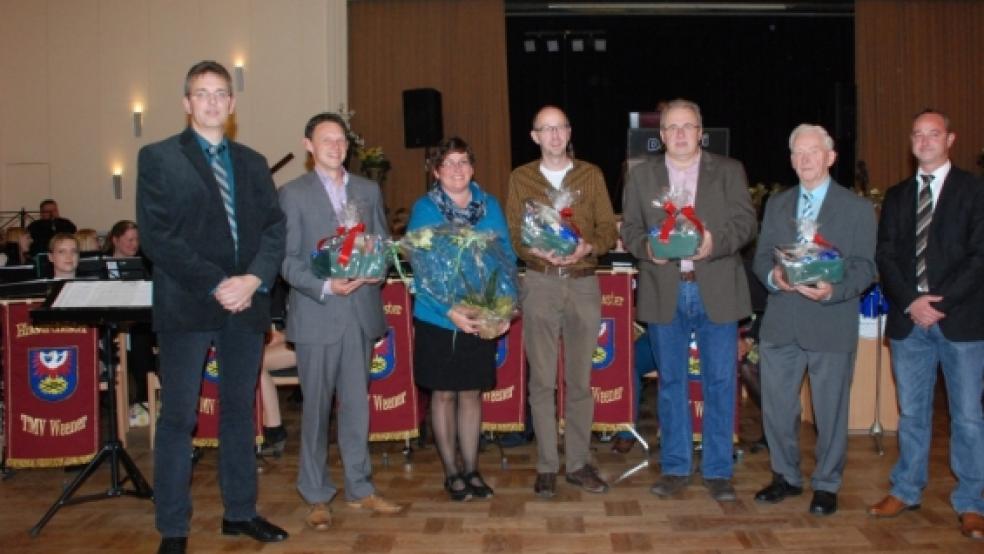 Ein Präsent für ihre Verdienste erhielten (von links mit Präsent) Wim Westerman, Christiane Meyer, Andreas Schepers, Manfred Giese und Gerhard Kersten, überreicht durch die Vorstandsmitglieder Harald Giese (links) und Ingo Schmidt. © Kuper