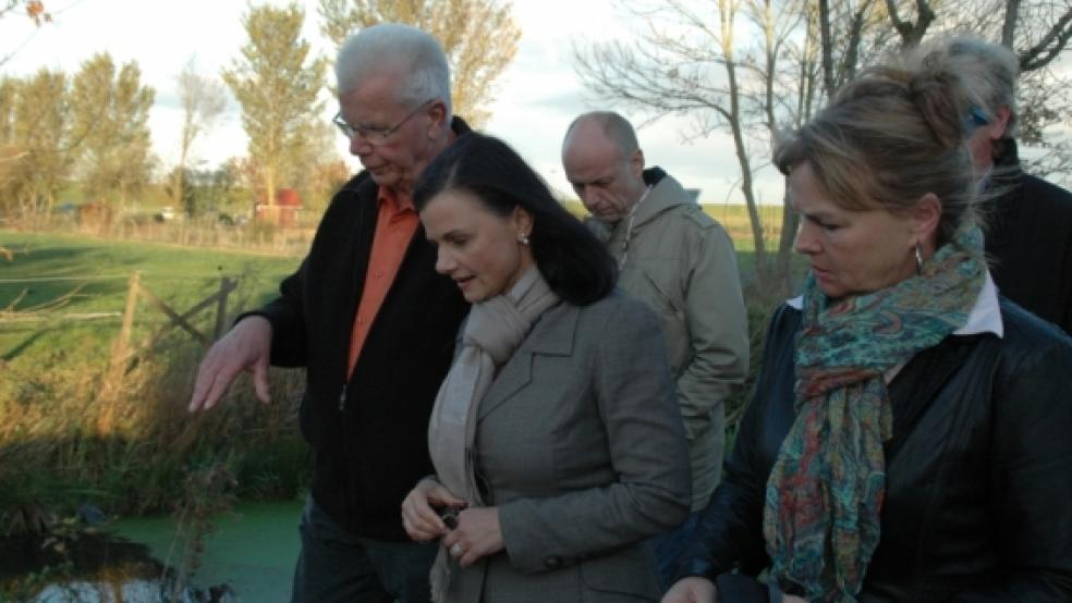 Ein genaues Bild machte sich Gitta Connemann von der Arbeit des Arbeitskreises »Proten un Planten« in Ditzum. Sie lobte das ehrenamtliche Engagement. © Foto: de Winter