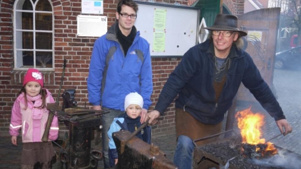 »Das war der Hammer!«: Mit Begeisterung half Jesse aus Düsseldorf zusammen mit Papa und Schwester Sophie dem Moormerländer Rolf Schaa beim Schmieden eines Blütenblattes. © Himstedt