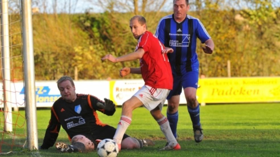 Ausnahmsweise mal nicht drin ist der Ball in dieser Szene: Verlaats Keeper Andre Buß kann gegen Klaas Tielemann klären. © Foto: Bruins