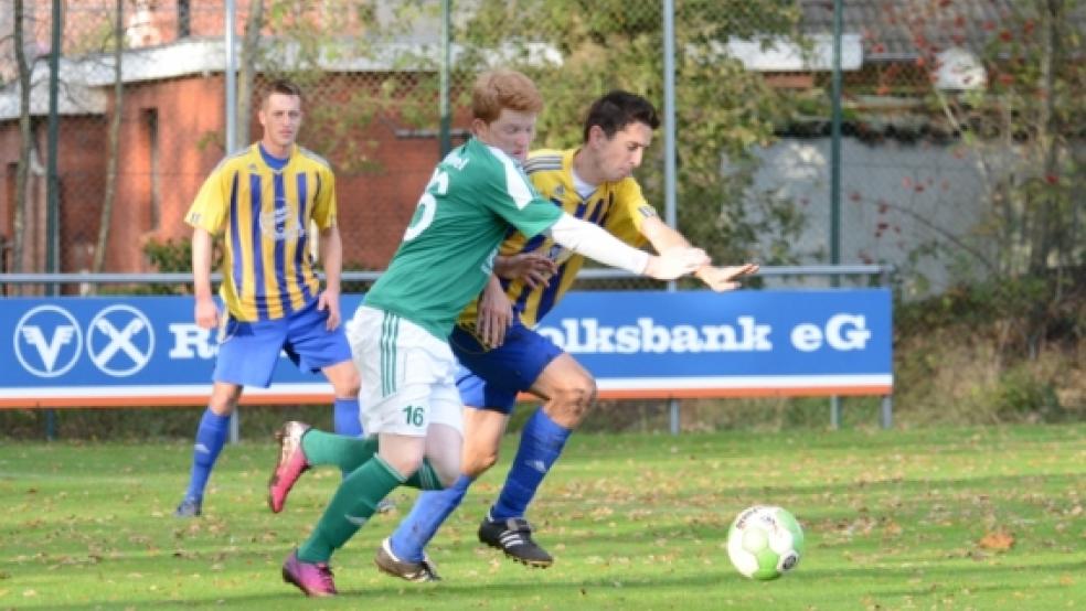 Verbissene Duelle lieferten sich GW Firrel und der TuS Weener: Hier kämpfen Phillip Steffen (Firrel, links) und Gerard Bevers um den Ball. © Foto: Mentrup