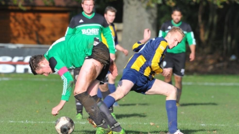 Ein Bein gestellt haben Christian Meyer und der TuS Weener II dem Favoriten aus Völlenerkönigsfehn. © Foto: Bruins