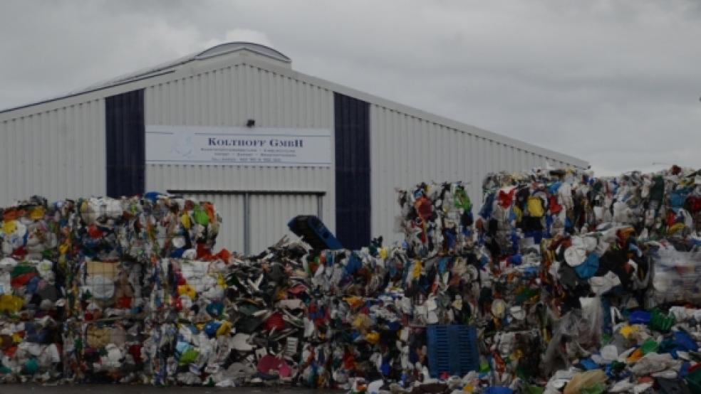 Vor einem Scherbenhaufen steht die Kolthoff GmbH in Bunde. Das Gewerbeaufsichtsamt hat den Betrieb stillgelegt, weil Auflagen nicht erfüllt wurden. 18 Mitarbeiter erhielten die Kündigung.  © Foto: Hanken