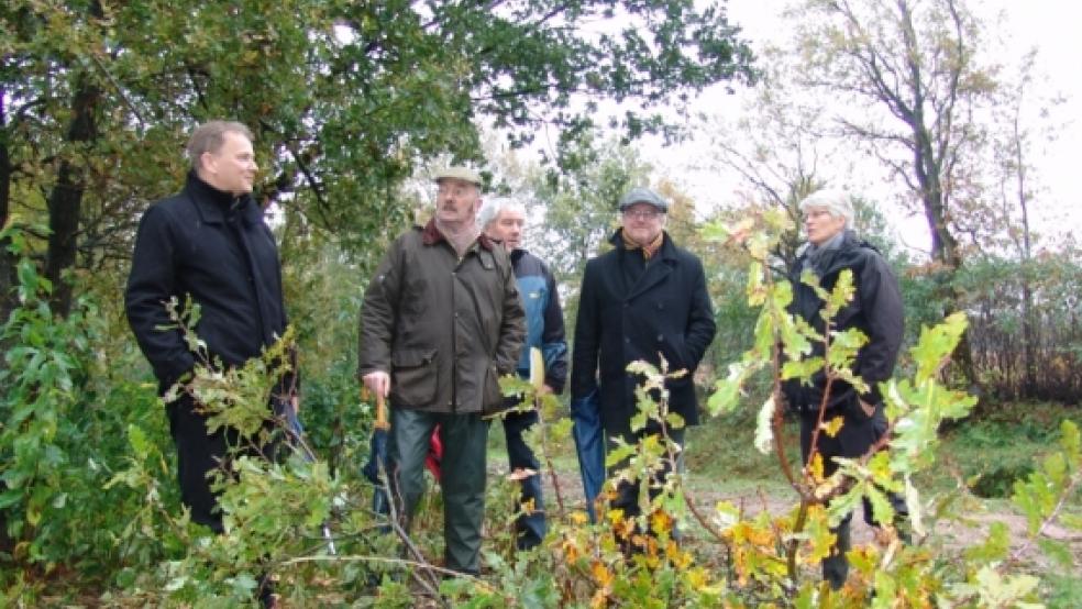 Stellten die geplanten Landschaftsschutzmaßnahmen in Wymeer vor (von links): Bürgermeister Gerald Sap, Dr. Erberhard Masch (Landesamt für Geoinformation und Landentwicklung), Georg Kloppenburg (Untere Naturschutzbehörde des Landkreises Leer), Manfred de Buhr (Fachbereichsleiter »Bauen und Planung« Gemeinde Bunde) und Christine von Cölln (Landschaftsarchitektin). © Foto: Boelmann