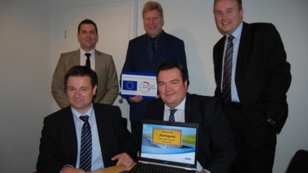 Bürgermeister Johann Tempel hält die EU-Förderplakette, neben ihm Gerrit Pruss von der EWE, rechts André Wieschollek, vorne Ralf Riekenberg, Projektleiter der EWE-Kavernenanlage, und Patrick Junghans (rechts). © Foto: Hoegen