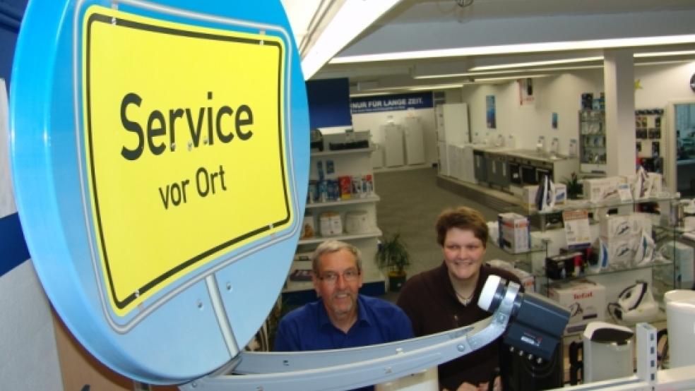 Klaus-Dieter Fokken und Stefanie Tielemann haben nach dem Orkantief »Christian« alle Hände voll zu tun.  © Foto: Boelmann