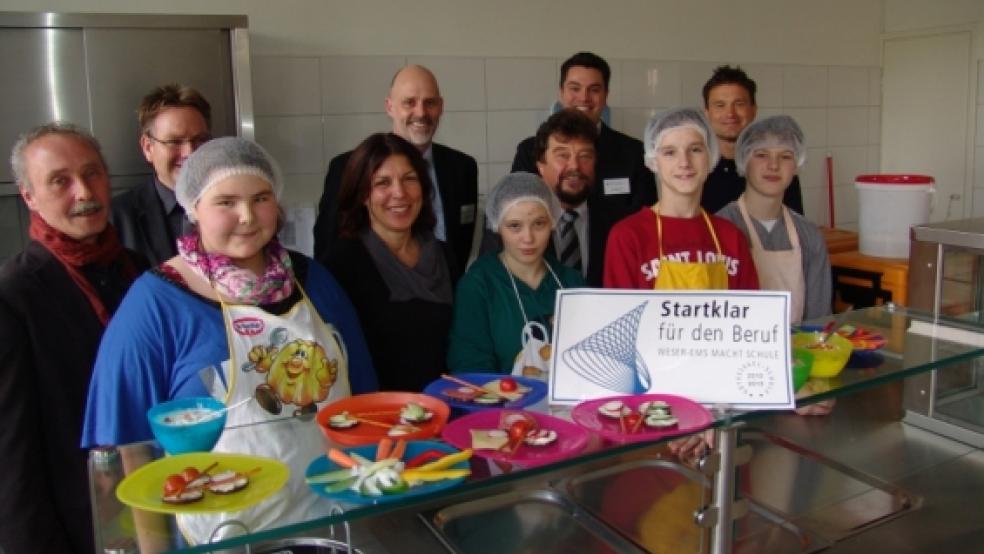Freuen sich über das Gütesiegel (von links): Carsten Berenstecher (Handwerkskammer), Sven Bukowski (Landesschulbehörde), Sara Knips (Schülerin), Petra Fischer-Janssen (Schulleiterin), Thorsten Tooren (Juryvorsitzender), Natalie Lenk (Schülerin), Volker Ueberberg (Landesschulbehörde), Timo Weise (Industrie- und Handelskammer), Pascal Krutz (Schüler), Dirk Kaiser (Konrektor) und Heiner Mertin (Schüler).  © Boelmann