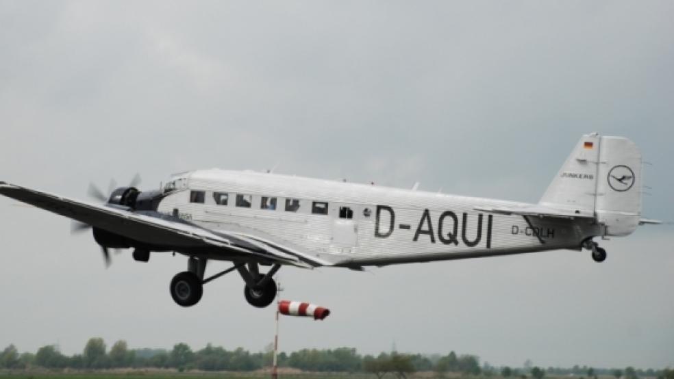 Auch ihre Motoren dröhnen: eine historische JU 52 beim Abheben auf dem Flugplatz in Nüttermoor. Über dem Rheiderland üben allerdings derzeit Jet-Piloten ihre Flugmanöver. © RZ-Archiv