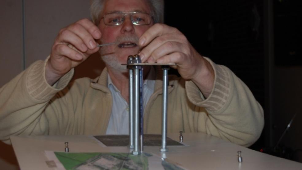 Mit Teilen aus seinem Haushalt hat Franz Kreutzburg sich ein Funktionsmodell einer Kaverne mit überirdischem Bohrturm gebaut. © Foto: Hoegen