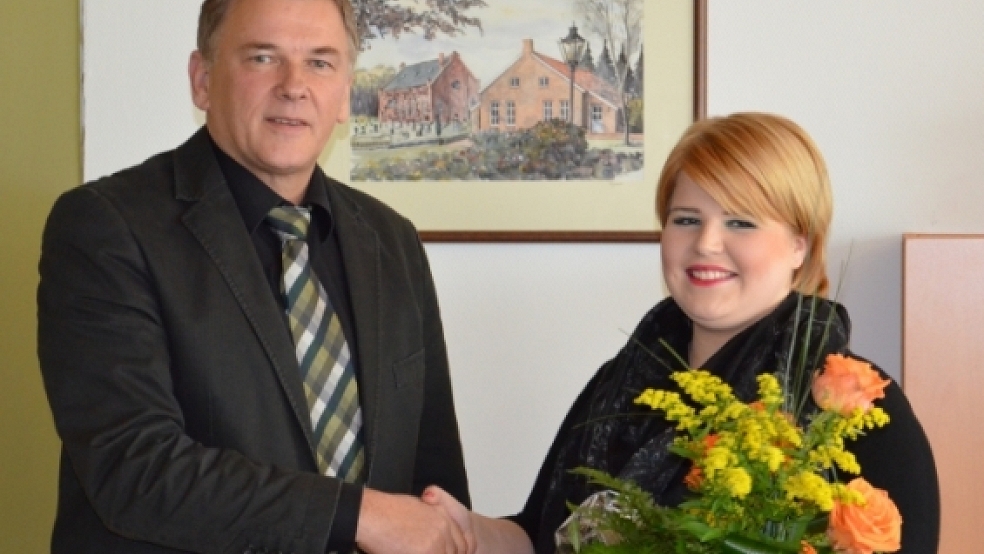 Zum Vize-Landesmeistertitel von Nina Röskens gratulierte Bürgermeister Gerald Sap und überreichte ihr einen Strauß Blumen. © Foto: Wübbena