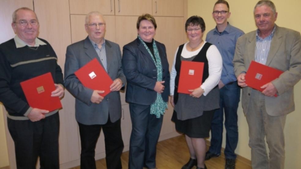 Geehrt für ihre langjährige Parteitreue wurden vom Ortsvereinsvorsitzenden Sven Markus (2. von rechts) und der Landtagsabgeordneten Johanne Modder (Mitte): Tjaberich Sap, Klaas Reck, Justine Wenninga und Reinhard Herbst (von links). © Foto: Himstedt