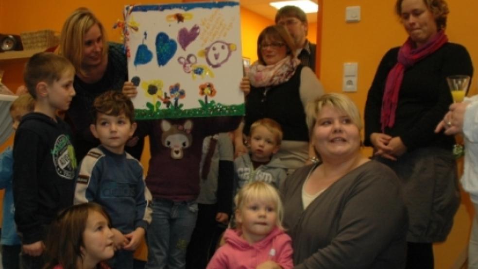 Große Freude bei den kleinen Bewohnern der Bunder Kinderkrippe. Die Mädchen und Jungen durften bei der Neueröffnung nicht fehlen und feierten die Erweiterung.  © Foto: de Winter