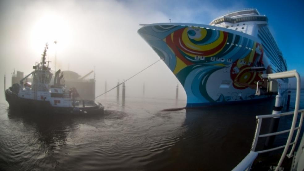 Der Nebel hatte sich auch gegen 10.30 Uhr noch nicht gelichtet, als die »Norwegian Getaway« durch das Ems-Sperrwerk fuhr. © Klemmer