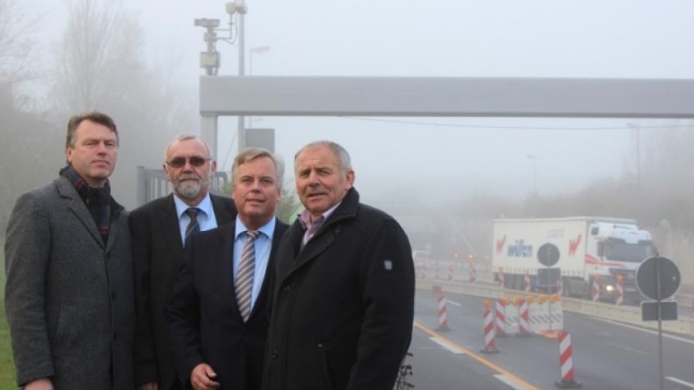 An der Emstunnel-Baustelle: Arno Ulrichs, IHK-Abteilungsleiter Verkehr, Spediteur Jakob Weets, Hajo Agena vom Gesamtverband Verkehrsgewerbe Niedersachsen und Spediteur Reinhard Akkermann (von links) fordern eine Beschleunigung der Sanierung. © IHK