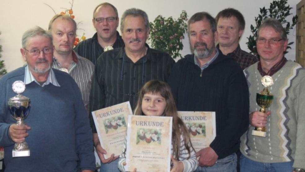 Bei der Rassegeflügelschau in Weener wurden Vereinsmeister und Leistungspreisträger ausgezeichnet. Das Bild zeigt (von links): Hero Feldmann, Volker Wenninga, Uwe Heeren, Gerhard Niemann, Julia Feldmann, Luitjen Kettler, Heinrich Otten und Dieter Folten. © Foto: privat