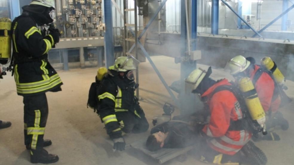 Den Ernstfall probte die Weeneraner Feuerwehr am Mittwochabend im Ersatzbrennstoff-Kraftwerk. Foto: Rand  © 