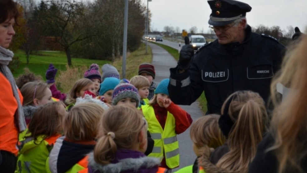 Den Zweitklässlern der Grundschule Bingum fiel die kurze Grünphase der Ampel an der Ziegeleistraße auf. Verkehrssicherheitsberater Gerrit Hinrichs von der Polizei Leer versuchte, den Kindern die Angst vor dem Übergang an der Bundesstraße zu nehmen. © Wübbena