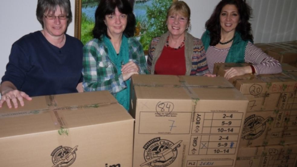 Haben die Kartons sicher verpackt (von rechts): Carla Auslitz, Linda Glowcziwski, Heidi Ewaldt und Almut Hansen. Den Kindern in Osteuropa werden die Kartons mit Geschenken kurz vor Heiligabend überreicht. Foto: Himstedt  © 