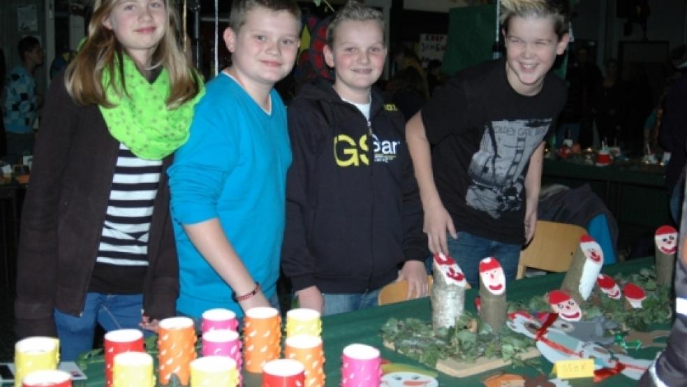 Weihnachtliche Deko hatten diese jungen Verkäufer im Angebot. © de Winter