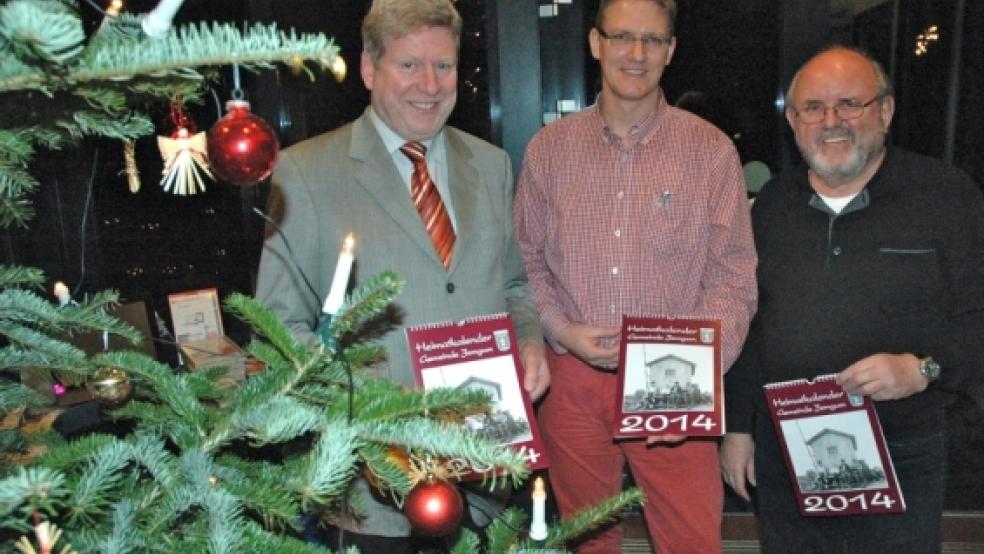 Der Heimatkalender der Gemeinde Jemgum für das Jahr 2014 wäre auch ein passendes Weihnachtsgeschenk, meinen Bürgermeister Johann Tempel, Herausgeber Meik Hochmann und Jemgums Ortsvorsteher Jan Spin (von links). © Szyska
