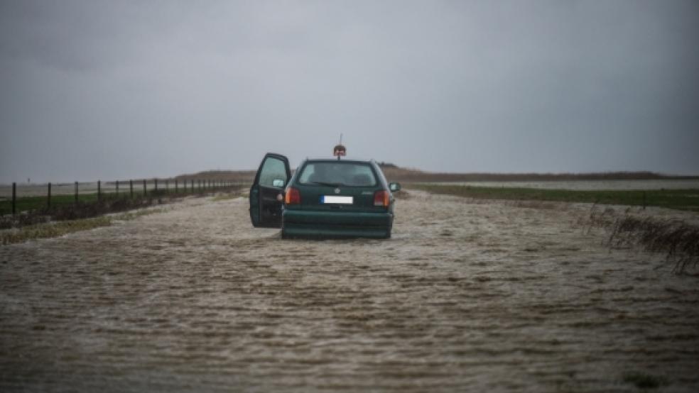 Nasse Füße holten sich die Insassen dieses VW Polo, die gestern bei Hochwasser zur Bohrinsel bei Dyksterhusen fahren wollten. Sie mussten ihr Vorhaben abbrechen, weil der Wagen in den Fluten unterzugehen drohte. Foto: Klemmer © 