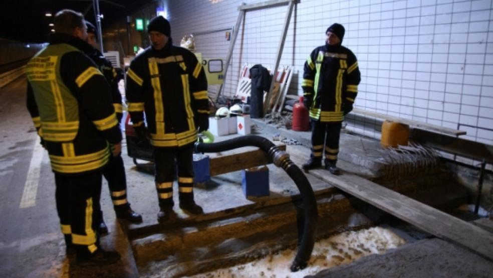 Ein erster Versuch, das bei einer Bohrung entstandene Loch im Emstunnel zu schließen, ist gescheitert. Die Feuerwehren pumpen ununterbrochen Wasser ab. © Foto: Loger