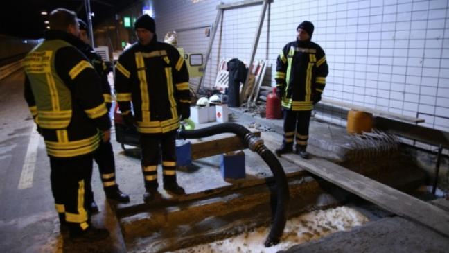 Wasser strömt in den Emstunnel