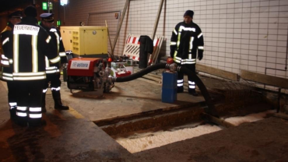 Mit zwei Pumpen befördert die Feuerwehr Jemgum seit Freitag um 18 Uhr permanent Wasser aus dem Emstunnel. Über eine 500 Meter lange Schlauchleitung wird das Wasser - gestern Abend um 18 Uhr waren es mittlerweile rund 1,2 Millionen Liter - in einen Abwassergraben an der L 15 geleitet. © Foto: Feuerwehr