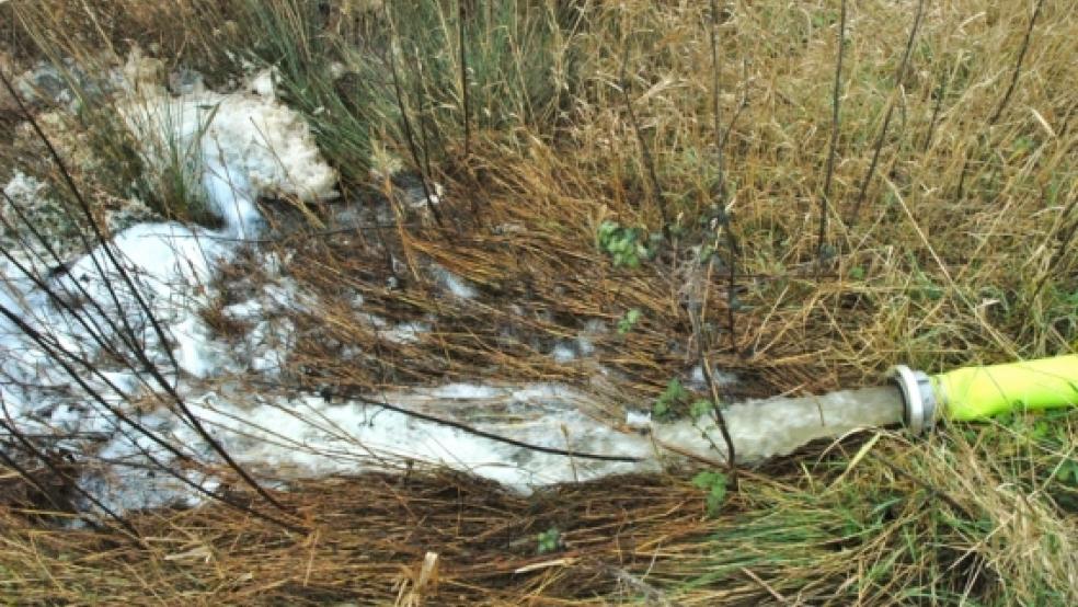 Unaufhörlich fließt das Wasser aus der Schlauchleitung der Feuerwehr in einen Abwassergraben an der L15. © Foto: Szyska